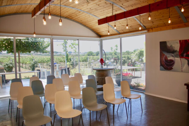 כיסאות מסודרים במרכז המבקרים